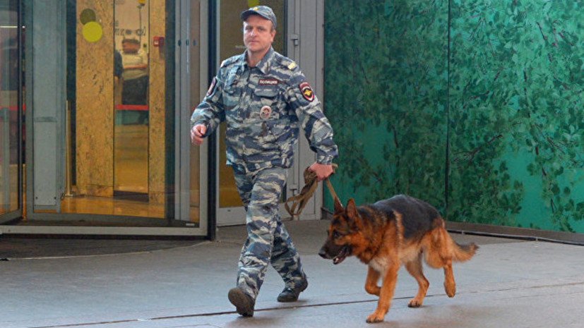 Более 850 человек эвакуированы из ТЦ в Москве после сообщения о минировании
