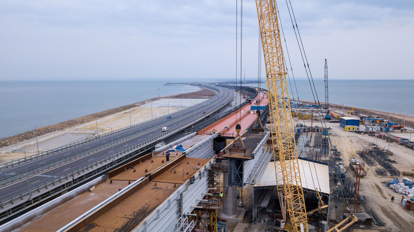 Строители Крымского моста соединили берега железнодорожными пролётами