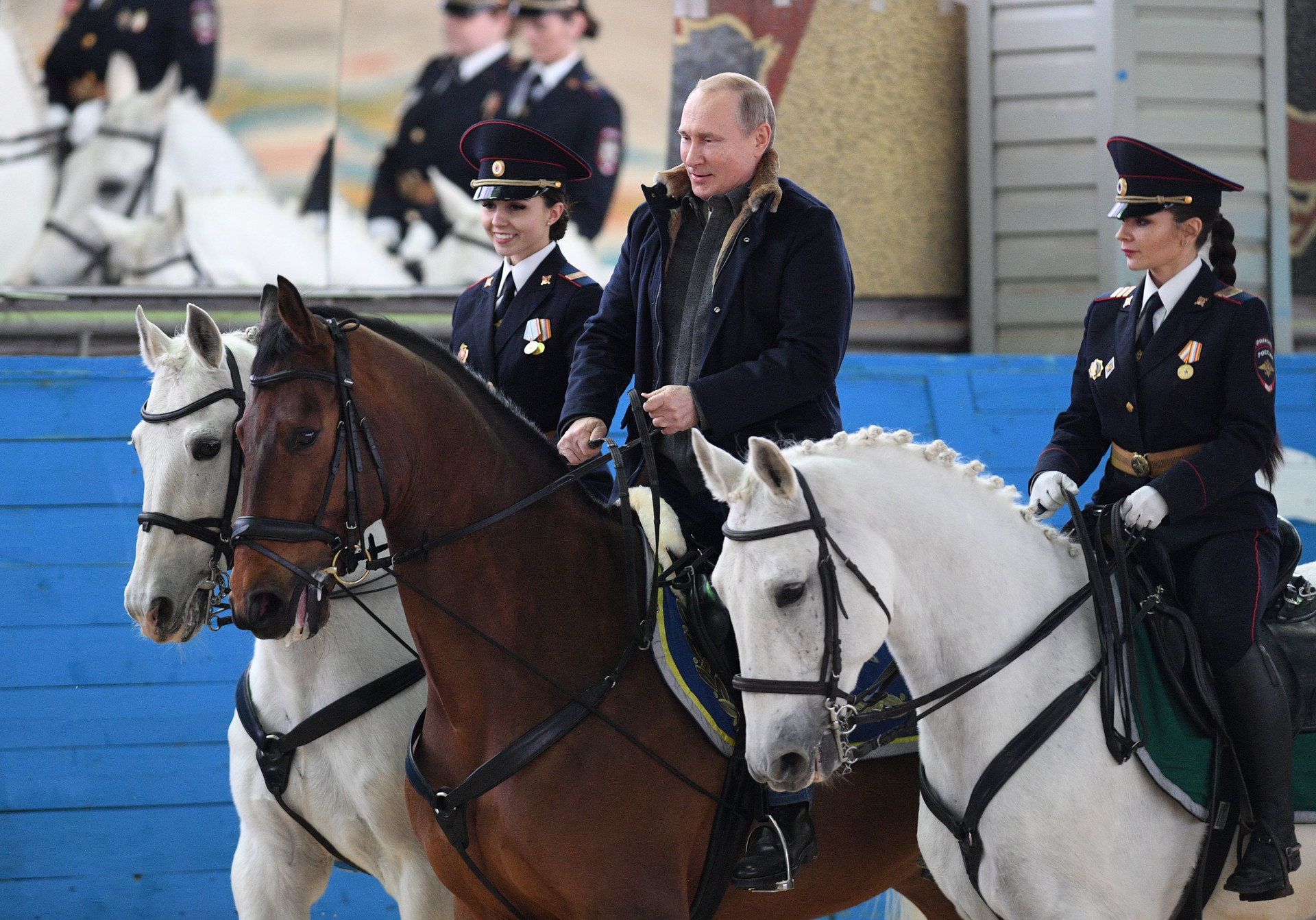 Путин верхом на лошади