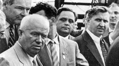 Никита Хрущёв и Александр Феклисов (справа) во время визита в США