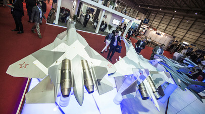 Макеты российских истребителей Т-50 и Су-35 на стенде ПАО «Объединённая авиастроительная корпорация» на международной авиационно-космической выставке Dubai Airshow