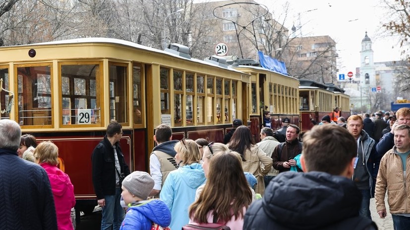 В Москве более 250 тысяч человек пришли на парад трамваев