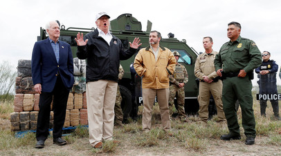 Дональд Трамп вместе с агентами пограничных служб на участке границы с Мексикой в Техасе