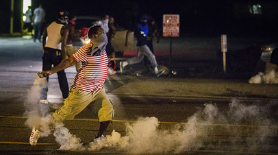 Столкновения протестующих с полицией, Фергюсон, США. Архивное фото — август 2014 года 