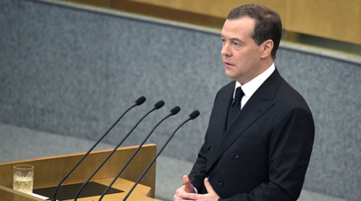 Медведев призвал избежать нового демографического «русского креста»