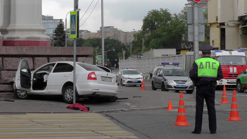 В Москве при наезде автомобиля на здание театра погиб один человек