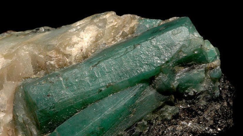 На Урале добыли самый крупный за 30 лет изумруд