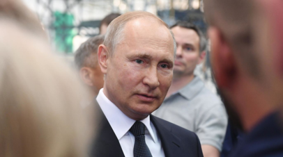 Путин подарил букет цветов первой леди Австрии