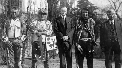 Президент США Джон Калвин Кулидж — младший (в центре) в окружении индейцев, 1924 год 