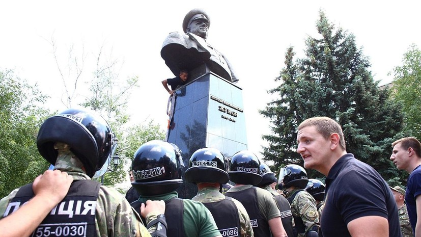 В Раде призвали Зеленского дать оценку сносу бюста Жукова в Харькове
