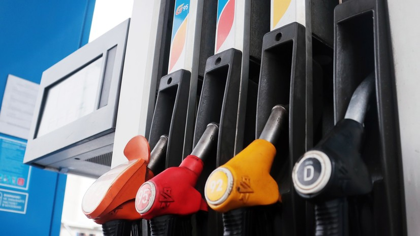 Медведев поручил проверить сообщения о росте цен на бензин
