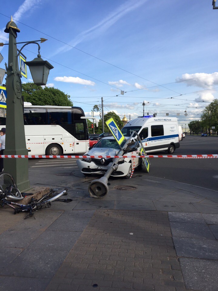 Видео аварии в санкт петербурге вчера. Авария в Санкт Петербурге. Санкт Петербург вчерашняя авария. Велосипедист въехал в толпу.