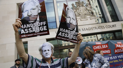 Сторонники WikiLeaks на акции протеста у здания суда в Лондоне.