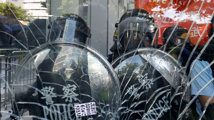 СМИ: Полиция Гонконга применила газ для разгона участников беспорядков