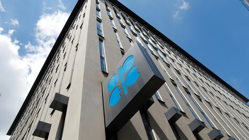 В ОПЕК+ одобрили продление сделки по сокращению добычи нефти