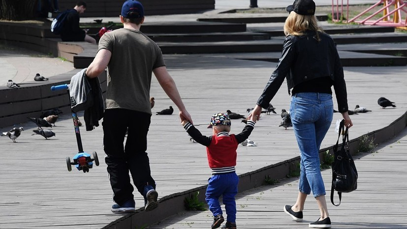 В Подмосковье можно будет заменить подарочные наборы для молодых семей на денежные выплаты