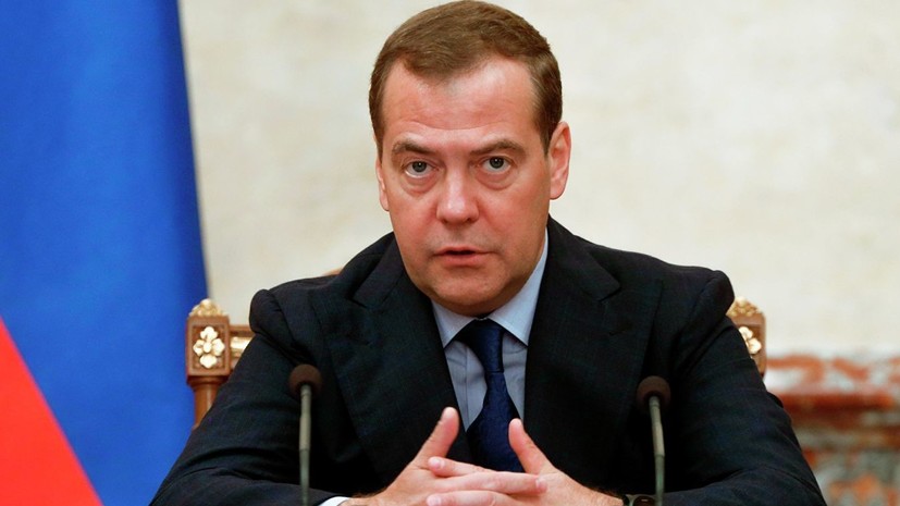 Медведев назвал преимущества электронных трудовых книжек