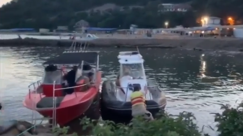 Появилось видео спасения людей с перевернувшегося в Чёрном море катера