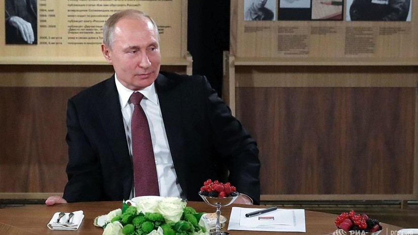 Путин встретился с родными погибших в Баренцевом море офицеров