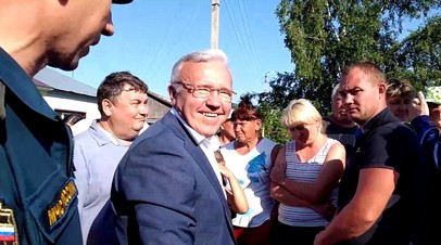 «Что вы хотите мне сказать? Права качнуть?»: красноярский губернатор резко ответил жительнице подтопленного Канска