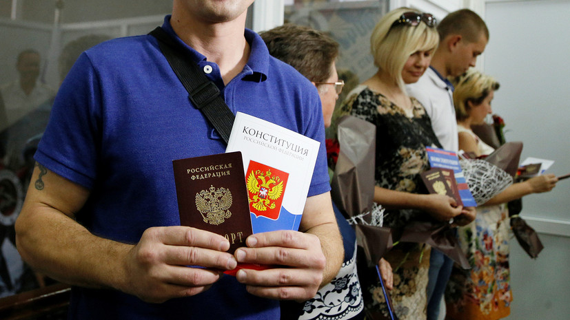 На Украине заявили о допросе граждан из-за паспортов России