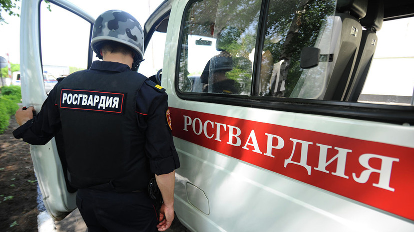 Росгвардия проверяет видео с людьми в форме «на обеде»