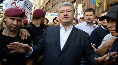 Бывший президент Украины Пётр Порошенко у здания Государственного бюро расследований в Киеве