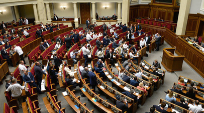 Депутаты на заседании Верховной рады Украины в Киеве. Архивное фото