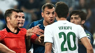 Форварды «Зенита» Артём Дзюба и Сердар Азмун, защитник «Ахмата» Зоран Нижич и арбитр Алексей Матюнин