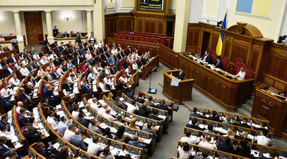 Президент Украины Владимир Зеленский выступает на первом заседании девятого созыва Верховной рады