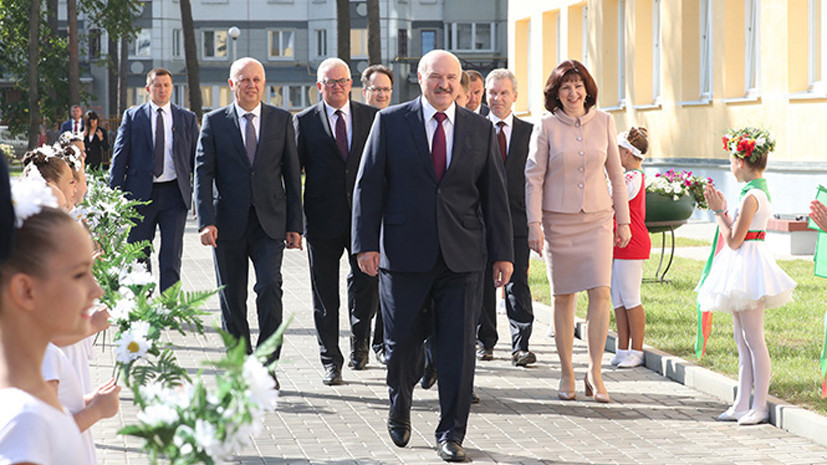 Лукашенко призвал школьников не курить в туалетах и одеваться «без выпендрёжа»