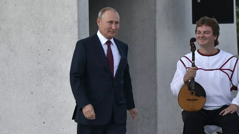 Путин в Дагестане выпил стопку, как и обещал 20 лет назад