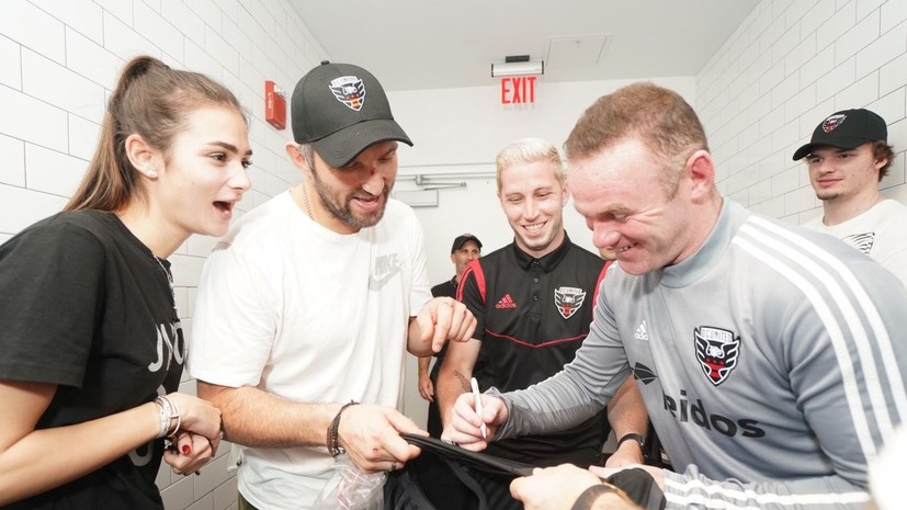 Овечкин встретился с Руни на матче MLS