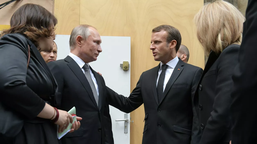 Песков сообщил о краткой беседе Путина и Макрона