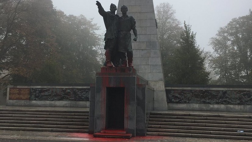 Посольство России осудило осквернение памятника Красной армии в Чехии