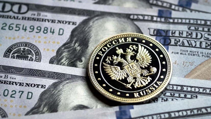 Рубль снижается к доллару и евро