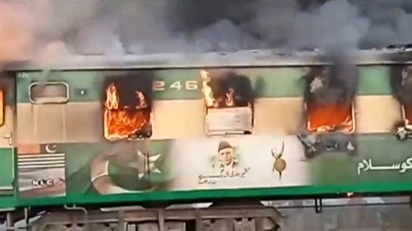 Число жертв пожара в поезде на севере Пакистана достигло 62