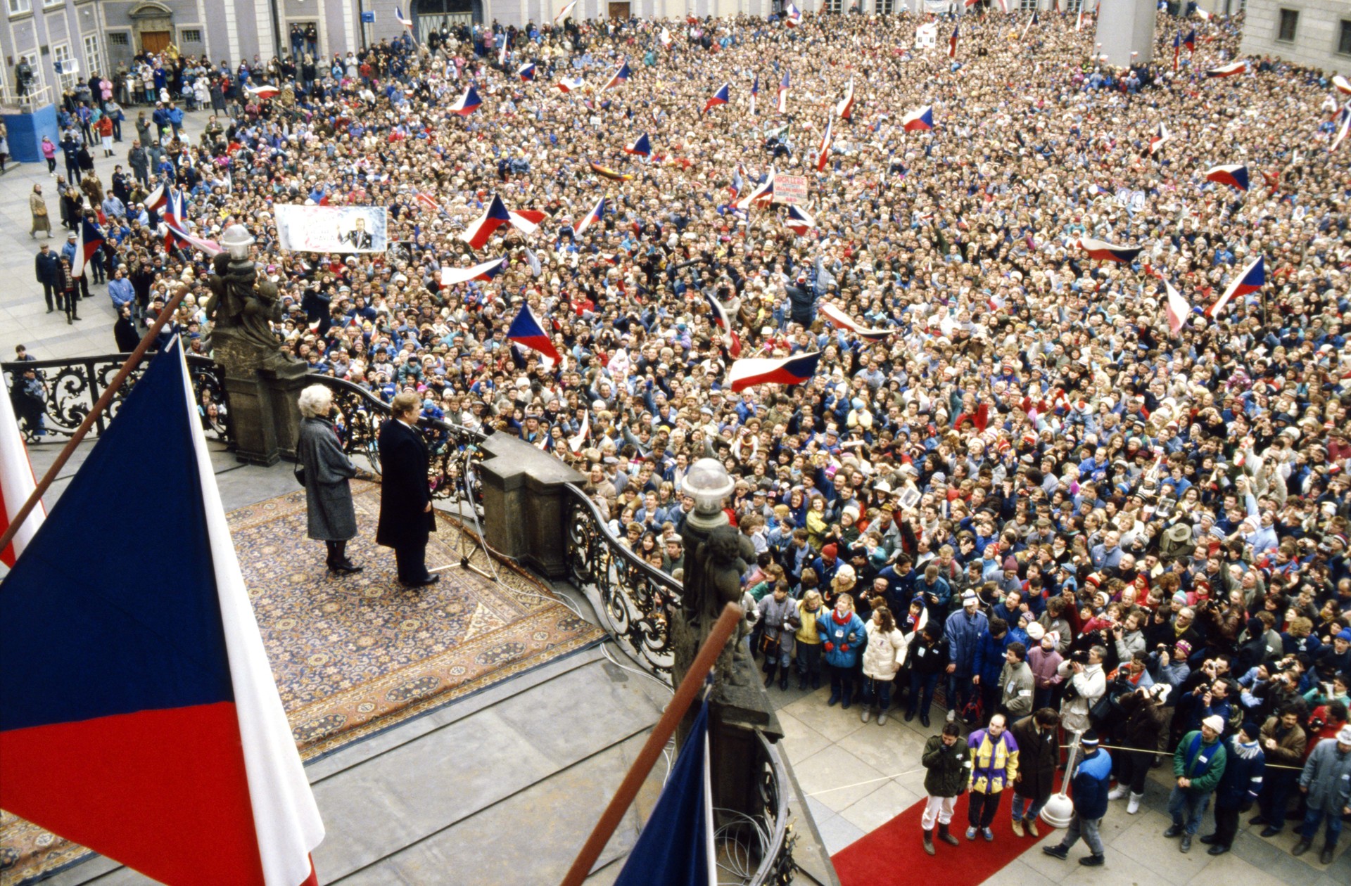 Бархатные революции в центральной и восточной европе. Бархатные революции 1989. Революция в Чехии 1989. Прага 1989г. Бархатная революция.