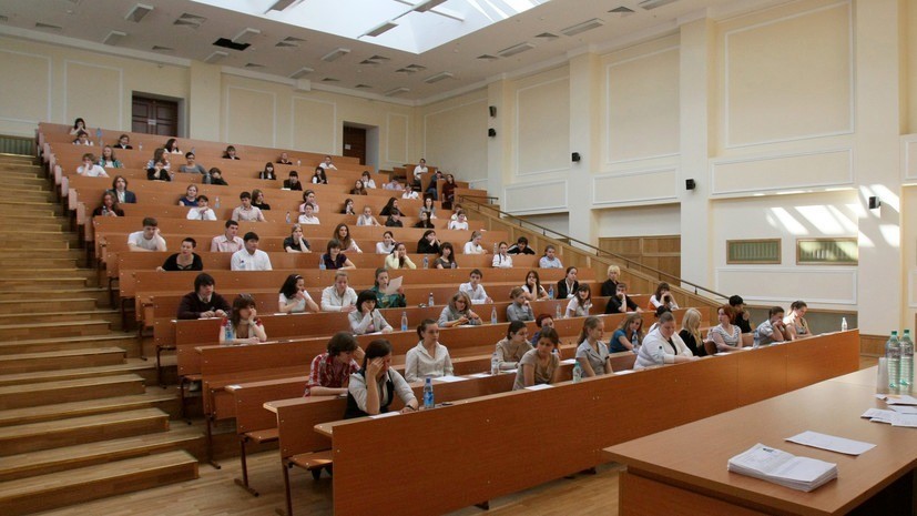 Минобрнауки назвало число работающих по специальности выпускников вузов
