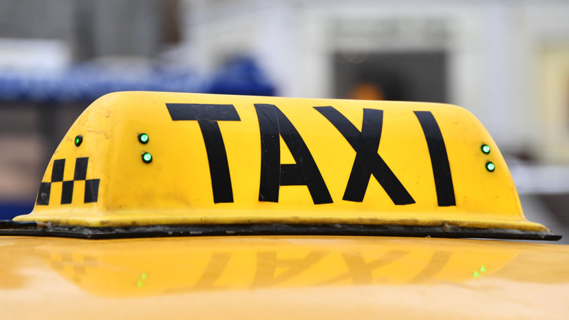 Такси протаранило пять машин на стоянке в Москве