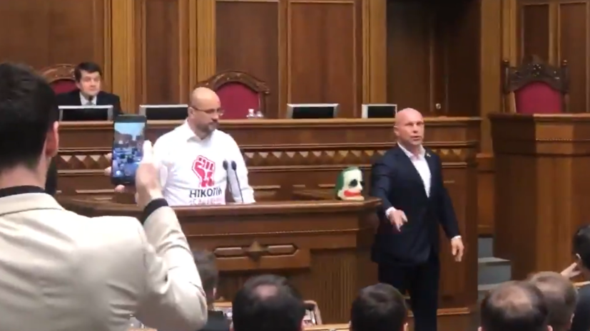 Депутат Рады пришёл в маске Джокера на заседание парламента