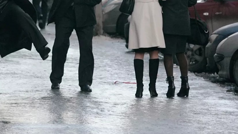В ЦОДД предупредили водителей о гололедице в Москве