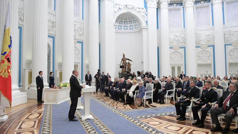 Путин вручил награды погибших при ЧП под Северодвинском их семьям