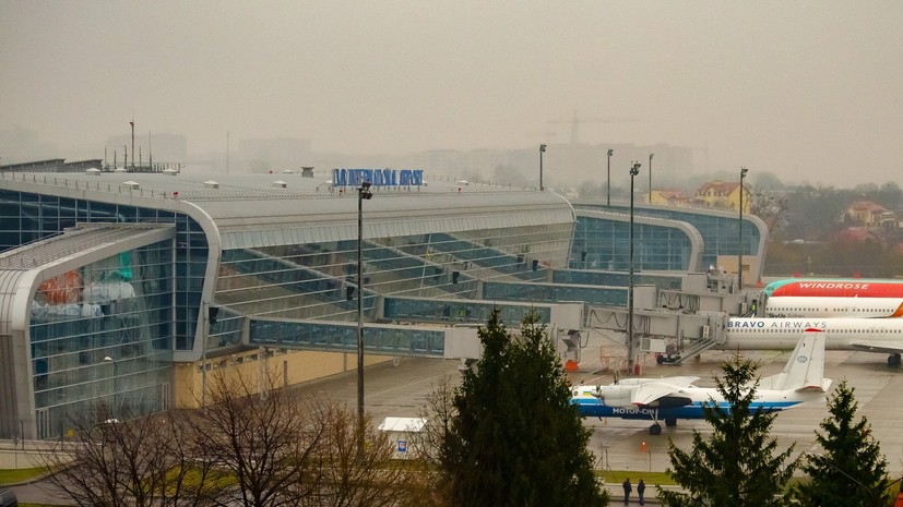 В аэропорту Львова самолёт выкатился за пределы взлётной полосы