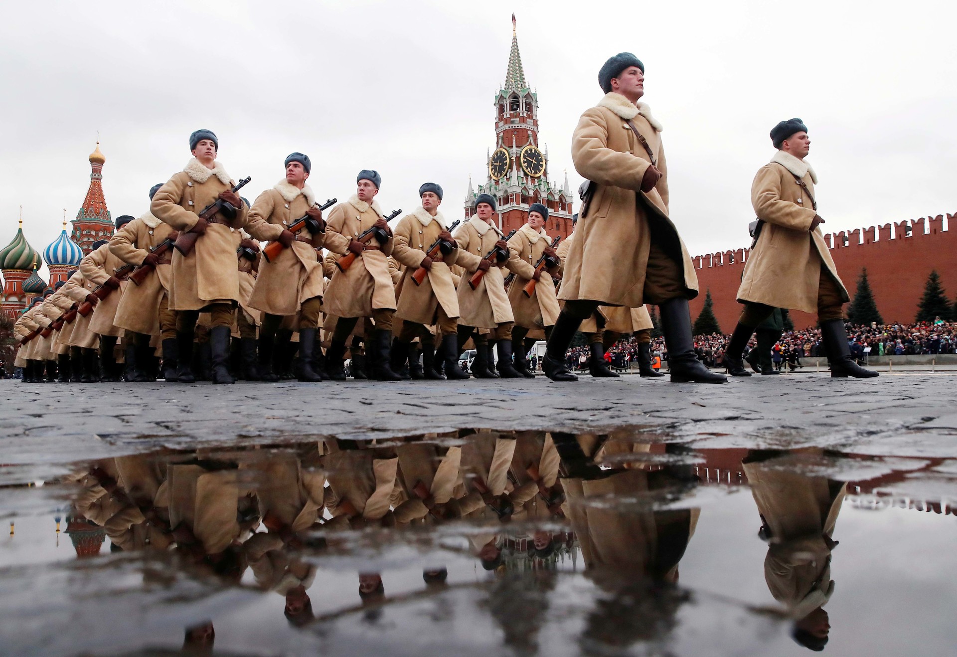 В каких городах россии проходил парад 1941. Парад 7 ноября 1941 года в Москве на красной площади. Парад 7 ноября 2019 года в Москве на красной площади. Парад на красной площади 7 ноября 1941 года. Марш на красной площади 1941 года.