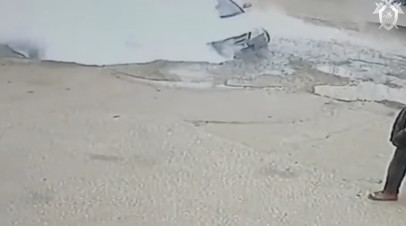 СК показал видеозапись падения машины в яму с кипятком в Пензе