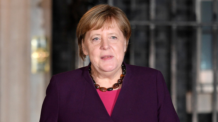 Меркель заявила, что готова обсудить с Путиным ситуацию с дипломатами