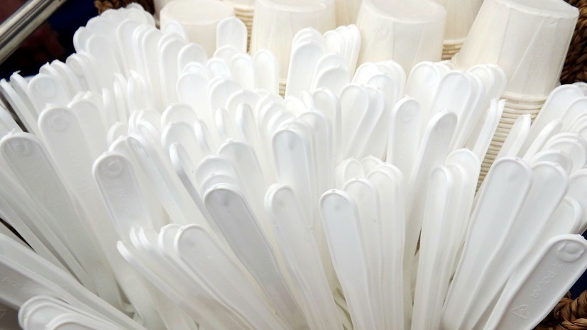Путин заявил о необходимости сокращения производства пластиковой посуды