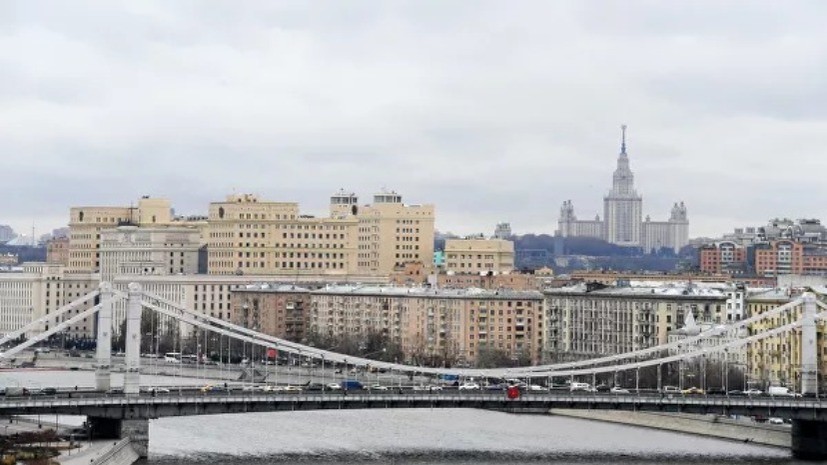В Москве с опоры Крымского моста сняли мужчину
