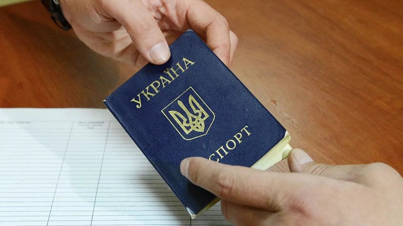 Эксперт прокомментировал решение Киева запретить украинцам выезжать в Россию по внутренним паспортам